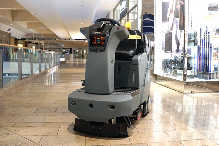 自動運転技術を活用した搭乗式スクラバー(床洗浄機)